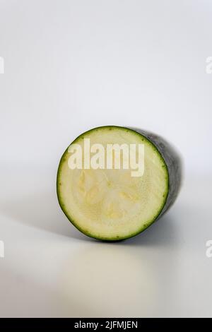 Zucchini in Scheiben vor weißem Hintergrund Stockfoto