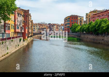 Gebäude am Fluss in der Stadt gegen den Himmel Stockfoto