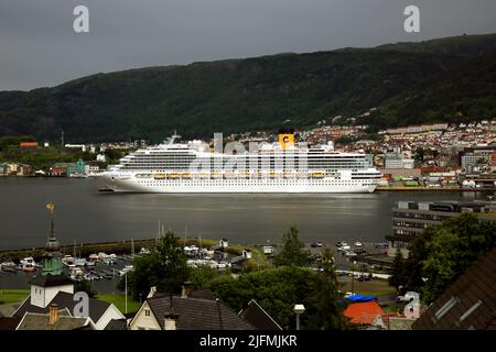 Kreuzfahrt-Linienschiff „Costa Fortuna“ besucht Bergen, Norwegen Stockfoto