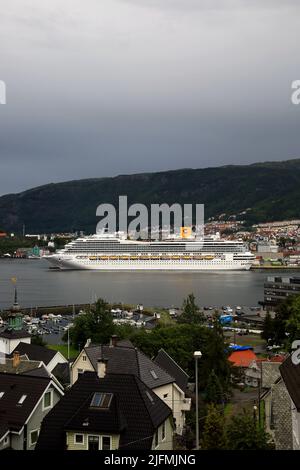 Kreuzfahrt-Linienschiff „Costa Fortuna“ besucht Bergen, Norwegen Stockfoto