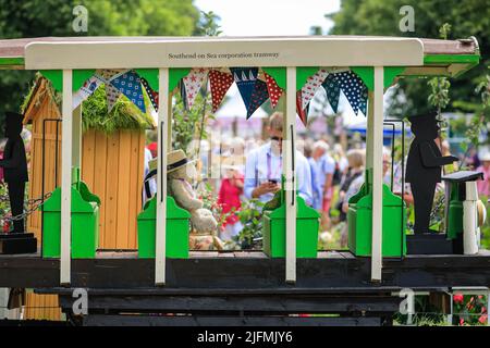 Hampton Court, London, Großbritannien. 04.. Juli 2022. Ein Gemeinschaftsgarten, der die Arbeit junger Straftäter unterstützt, zeigt ein Modell einer Southend on Sea Straßenbahn. Presseinformungstag beim RHS Hampton Court Palace Garden Festival (ehemals Hampton Court Flower Show). Kredit: Imageplotter/Alamy Live Nachrichten Stockfoto