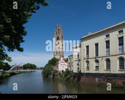 Blick auf den Fluss Witham in Richtung St. Botolph's Church Tower und St. Botolph's Fußgängerbrücke Boston Lincolnshire England Großbritannien Stockfoto