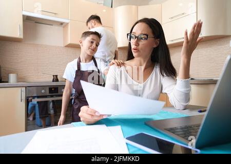 Mutter ärgerte sich über die Ablenkung ihres Kindes von der Arbeit Stockfoto