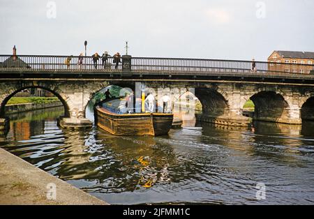 Dampfschiff, das Anfang 1960s unter der Trent Bridge of the River Trent, Newark-on-Trent, Nottinghamshire, England, Großbritannien, vorbeifährt Stockfoto