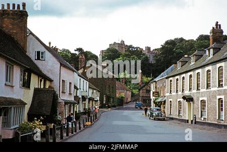 Dunster Castle und historische Gebäude, Hauptstraße des Dorfes, High Street, Dunster, Somerset, England, Großbritannien Anfang 1960s Stockfoto