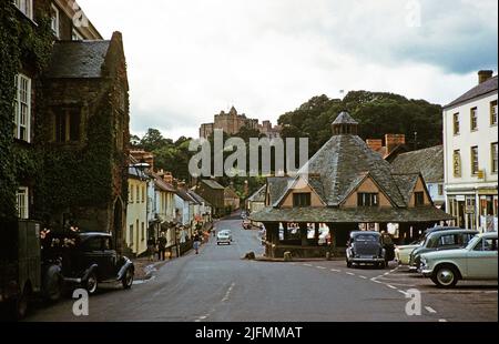 Dunster Castle und Yarn Market Gebäude, Hauptstraße, High Street, Dunster, Somerset, England, Großbritannien Anfang 1960s Stockfoto