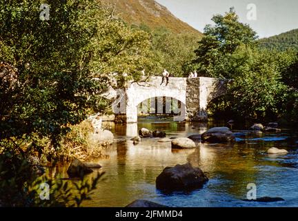 Menschen auf der Fingle Bridge, River Teign, Devon, England, Großbritannien, Anfang 1960s Stockfoto