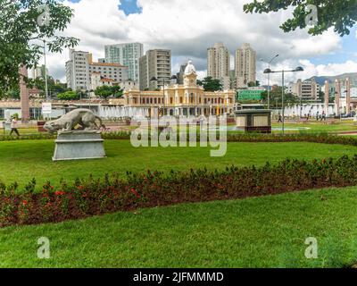 Station Square. Schöner zentraler Platz mit Statuen, Quellen in der Stadt Belo Horizonte. Teilansicht der Stadt. Stockfoto
