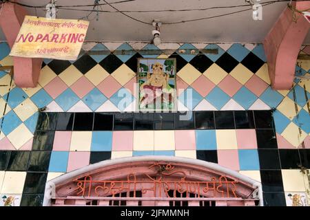 01 08 2018 Lord Ganesh Design Auf Vintage Leicht Geprägtem Dekorativen Japanischen Fliesen Auf Der Wand Des Weges Seite Tempel Chanda Chandrapur Maharashtra In Stockfoto