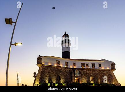 Fassade der alten und historischen Festung und Leuchtturm in Barra Strand während des Sonnenuntergangs in der Stadt Salvador, Bahia Stockfoto