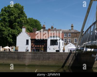 Blick auf die Fußgängerbrücke von St. Botolph zur Church Keys Wine Bar und Restaurant am Ufer des Flusses Witham Boston Lincolnshire England Stockfoto