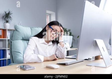 Traurige und müde Geschäftsfrau in Depressionen, enttäuscht vom Arbeitsergebnis, asiatische Frau im Büro. Stockfoto