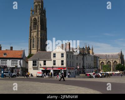 Blick über den Market Place Boston Lincolnshire England UK an einem nicht-Markttag mit historischen Gebäuden, darunter die St. Botolph's Church, die als Boston S bekannt ist Stockfoto