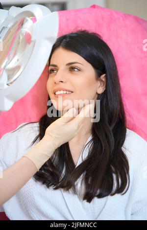 Schöne Frau auf Untersuchung durch einen Arzt Kosmetologe in einer Klinik Stockfoto