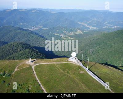 LUFTAUFNAHME. Flugradar am Grand Ballon, dem höchsten Gipfel (1423 Meter) des Vogesenmassivs. Haut-Rhin, Alsace, Grand Est, Frankreich. Stockfoto