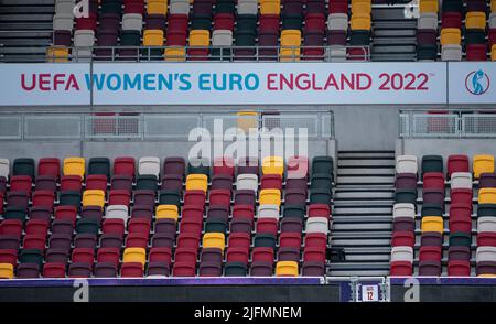 London, Großbritannien. 04.. Juli 2022. Fußball, Nationalmannschaft, Frauen, Euro 2022: Ein Banner mit der Aufschrift „UEFA Women's Euro England 2022“ hängt im Brentford Community Stadium. Hier findet am 8. Juni das erste Spiel der deutschen Frauen-Nationalmannschaft gegen Dänemark statt. Quelle: Sebastian Gollnow/dpa/Alamy Live News Stockfoto