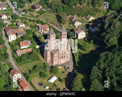 LUFTAUFNAHME. Abgelegene mittelalterliche Abtei in den östlichen Vogesen. Kloster Murbach, Haut-Rhin, Elsass, Grand Est, Frankreich. Stockfoto
