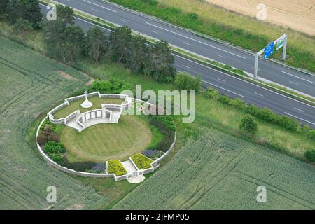 LUFTAUFNAHME. Lichfield Crater, ein Denkmal für gefallene kanadische Soldaten während des Ersten Weltkriegs. Thélus, Pas-de-Calais, Hauts-de-France, Frankreich. Stockfoto