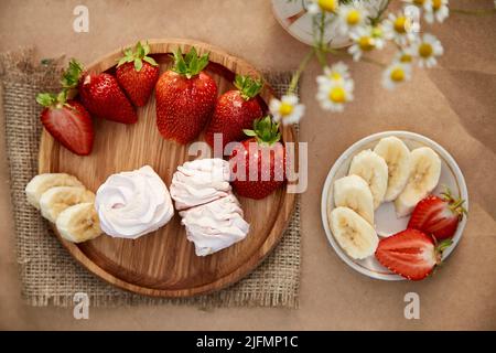 Marshallows mit Bananen- und Erdbeergeschmack. Gesunde, hausgemachte, natürliche, zuckerfreie Süßigkeiten Stockfoto