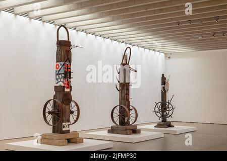 Columns and Herms, ein Kunstwerk des amerikanischen Künstlers Robert Indiana, das auf seiner ersten großen britischen Ausstellung im Yorkshire Sculpture Park ausgestellt wurde. Stockfoto