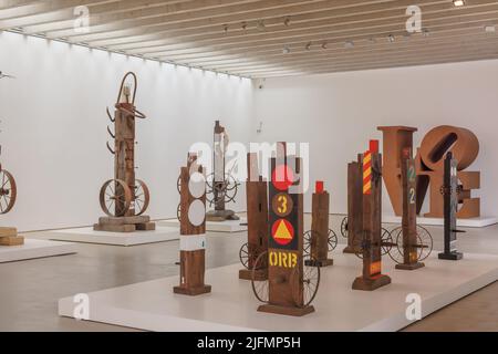 Columns and Herms, ein Kunstwerk des amerikanischen Künstlers Robert Indiana, das auf seiner ersten großen britischen Ausstellung im Yorkshire Sculpture Park ausgestellt wurde. Stockfoto