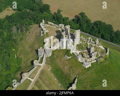 LUFTAUFNAHME. Corfe Castle in Dorset, England, Vereinigtes Königreich. Stockfoto