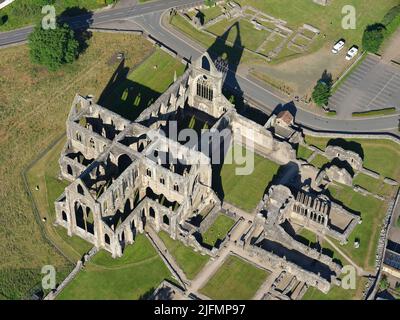 LUFTAUFNAHME. Ruinen der Tintern Abbey. Monmouthshire, Wales, Vereinigtes Königreich. Stockfoto