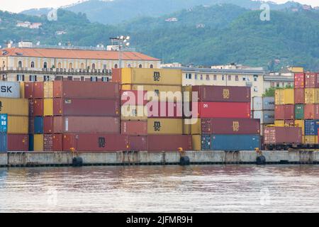 La Spezia, Italien - Juni 9. 2021: Frachthafen in La Spezia, mittelmeer, Container gestapelt. Zug mit Versandcontainern beladen Stockfoto