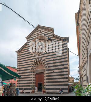 Monterosso, Italien - Juni 10. 2021: Monterosso in Cinque Terre, Kirche San Giovanni Battista in Italien. Historische Kirche Stockfoto