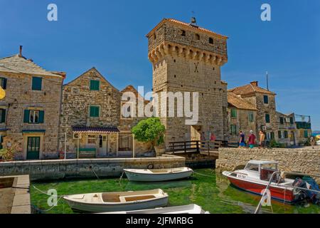 Die Burg Gomilica bei Kastela zwischen Split und Trogir in der mitteldalmatinischen Region Kroatiens. Es war als Braavos in der „Game of Thrones“-Serie zu sehen Stockfoto