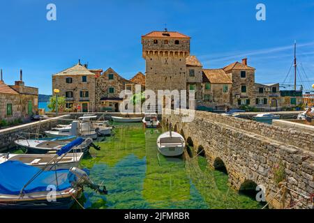 Die Burg Gomilica bei Kastela zwischen Split und Trogir in der mitteldalmatinischen Region Kroatiens. Es war als Braavos in der „Game of Thrones“-Serie zu sehen Stockfoto