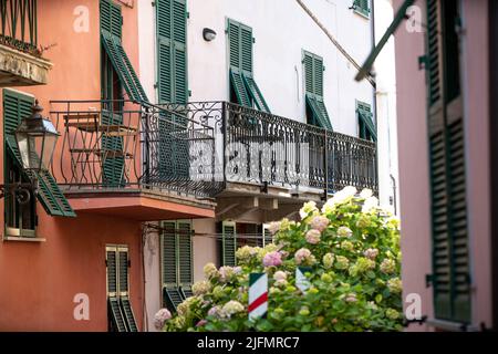 Corniglia, Italien - Juni 10. 2021: Balkone auf historischen Gebäuden in Cinque Terre. Bunte Häuser in der mediterranen Stadt Stockfoto