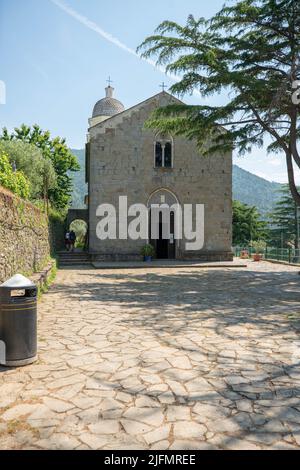 Volastra, Italien - Juni 11. 2021: Nostra Signora della Salute in der Kleinstadt Volastra in 5 Terre. Kleiner Stadtplatz Stockfoto