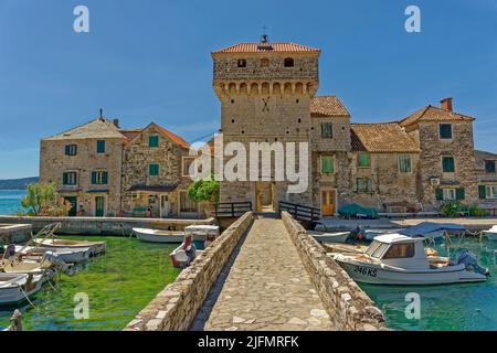 Die Burg Gomilica bei Kastela zwischen Split und Trogir in der mitteldalmatinischen Region Kroatiens. Es war als Braavos in der „Game of Thrones“-Serie zu sehen Stockfoto