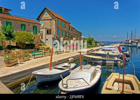 Binnenhafen im Dorf Stomorska auf der Insel Solta, Kroatien. Stockfoto