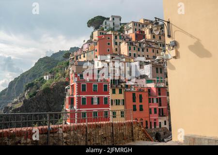 Riomaggiore, Italien - Juni 11. 2021: Beliebtes Touristenziel in Italien. Riomaggiore berühmte Stadt in 5 Terre Stockfoto