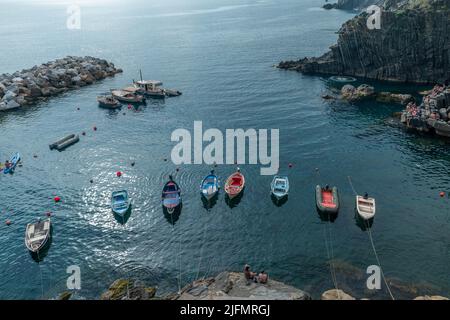 Riomaggiore, Italien - Juni 11. 2021: Luftaufnahme der Boote im Hafen von Riomaggiore. Kleine Fischerboote in 5 Terre gebunden Stockfoto