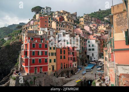 Riomaggiore, Italien - Juni 11. 2021: Malerische Stadt in Cinque Terre, farbenfrohe Gebäude in Riomaggiore Stockfoto