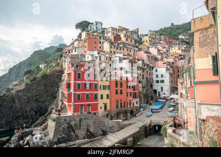 Riomaggiore, Italien - Juni 11. 2021: Beliebtes Touristenziel in Italien. Riomaggiore berühmte Stadt in 5 Terre Stockfoto