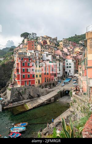 Riomaggiore, Italien - Juni 11. 2021: Riomaggiore beliebtes Touristenziel in 5 Terre. Urlaub in Italien Stockfoto