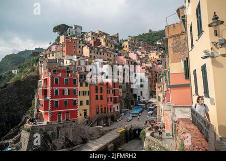 Riomaggiore, Italien - Juni 11. 2021: Riomaggiore beliebtes Touristenziel in 5 Terre. Urlaub in Italien Stockfoto