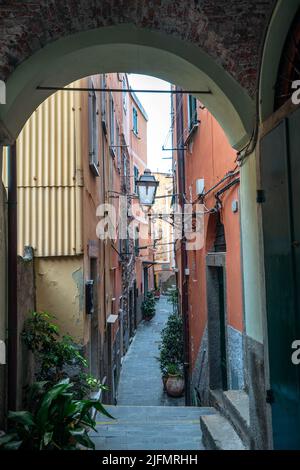 Riomaggiore, Italien - Juni 11. 2021: Enge Allee in Riomaggiore beliebtes Touristenziel in Italien. Riomaggiore berühmte Stadt in 5 Terre Stockfoto