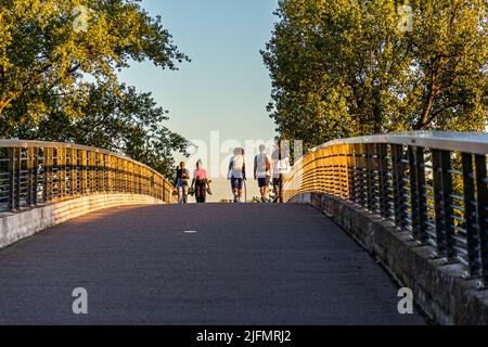 Studenten auf der Pierre-Soubrane-Brücke in Chalon-sur-Saône, Frankreich Stockfoto