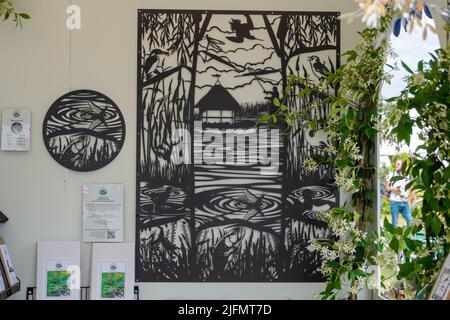 East Molesey, Surrey, Großbritannien. 4.. Juli 2022. Gartenschmiedearbeiten zum Verkauf beim Hampton Court Palace Garden Festival. Quelle: Maureen McLean/Alamy Live News Stockfoto