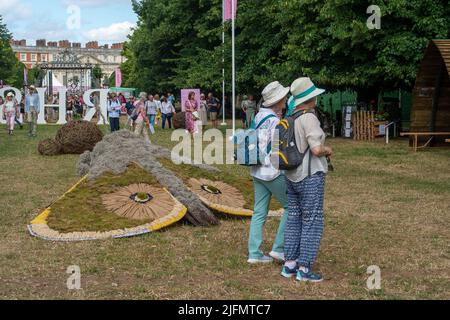 East Molesey, Surrey, Großbritannien. 4.. Juli 2022. Farbenfrohe Ausstellungen beim RHS Hampton Court Palace Garden Festival. Quelle: Maureen McLean/Alamy Live News Stockfoto