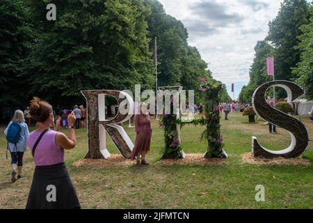 East Molesey, Surrey, Großbritannien. 4.. Juli 2022. Farbenfrohe Ausstellungen beim RHS Hampton Court Palace Garden Festival. Quelle: Maureen McLean/Alamy Live News Stockfoto