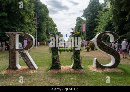 East Molesey, Surrey, Großbritannien. 4.. Juli 2022. Farbenfrohe Ausstellungen beim RHS Hampton Court Palace Garden Festival. Quelle: Maureen McLean/Alamy Live News Stockfoto