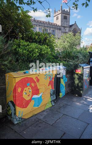 Wandbild auf BT-Utility-Box mit Shrewsbury Library im Hintergrund, Castle Street, Shrewsbury, Shropshire Stockfoto