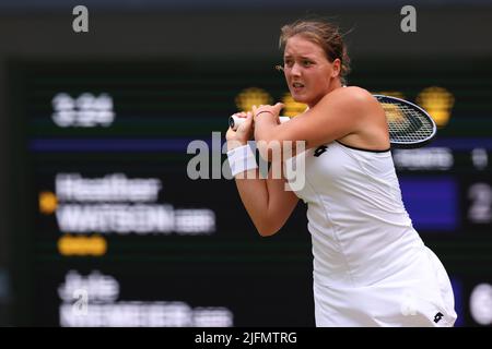 3.. Juli 2022, All England Lawn Tennis and Croquet Club, London, England; Wimbledon Tennisturnier; Jule Niemeier während ihres Damen-Einzelspieles gegen Heather Watson Stockfoto