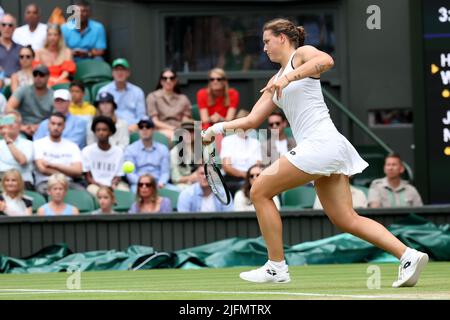 3.. Juli 2022, All England Lawn Tennis and Croquet Club, London, England; Wimbledon Tennisturnier; Jule Niemeier während ihres Damen-Einzelspieles gegen Heather Watson Stockfoto